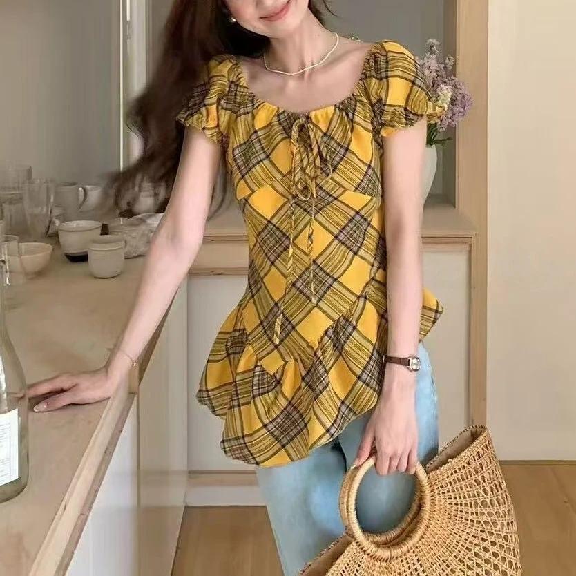 NICE圈圈、复古格子荷叶边泡泡袖不等式下摆甜美风衬衫A2621