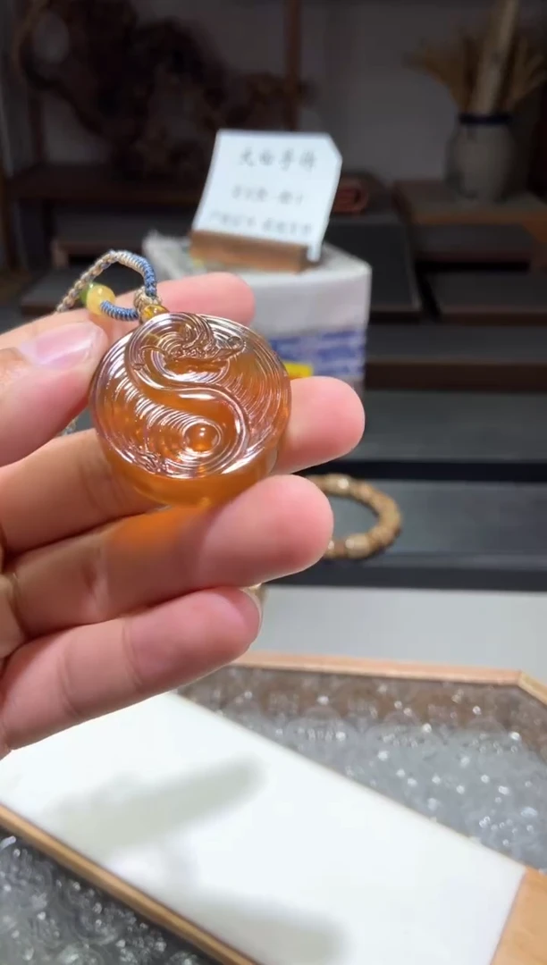 琥珀颈饰未镶嵌太极龙
