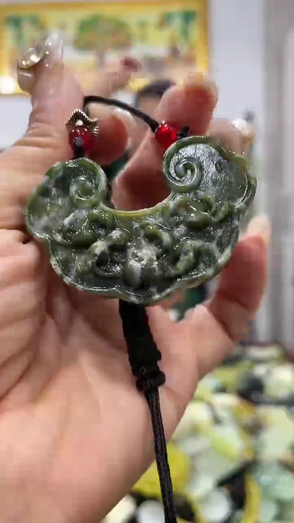 岫玉未镶嵌吊坠