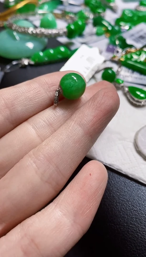 颈饰18K金镶嵌翡翠凯*珠子