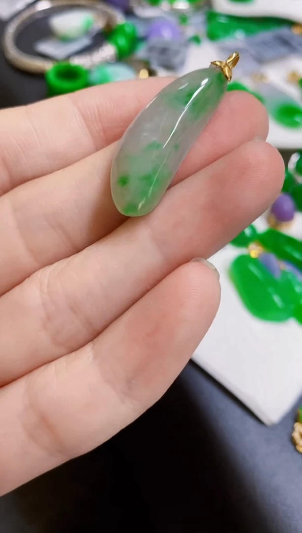 颈饰18K金镶嵌翡翠瓜