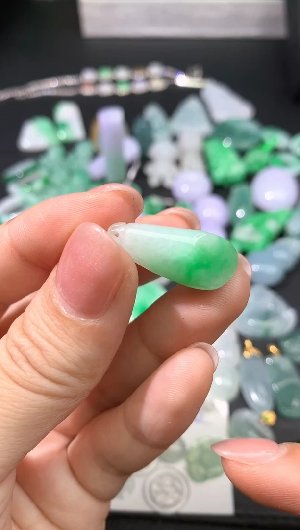 颈饰未镶嵌翡翠吊坠