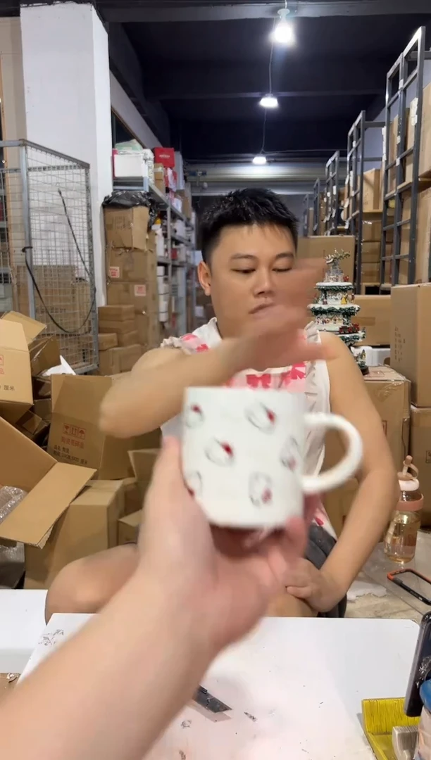 瓷片白色kt猫缕空满印水杯