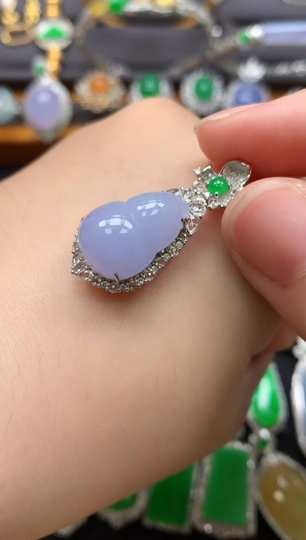 颈饰18K金镶嵌翡翠吊坠