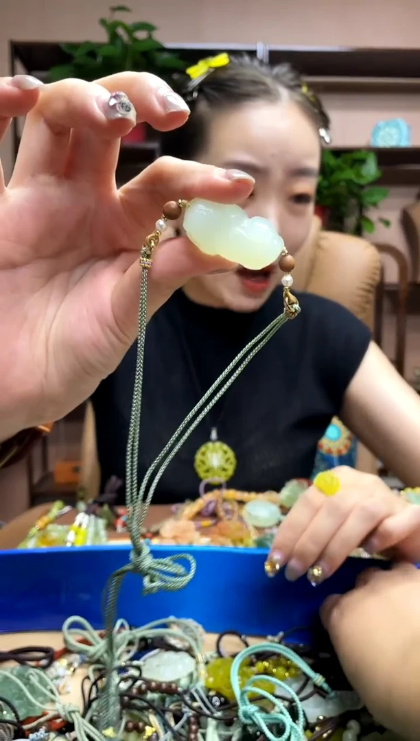 未镶嵌岫玉吊坠·
