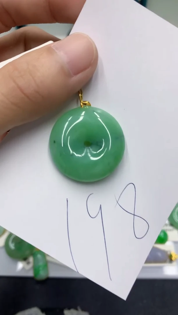 【闪购商品】翡翠颈饰18K金镶嵌翡翠