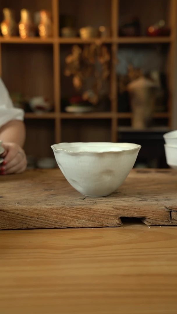 白色系列的7英寸手捏荷叶边面碗1个