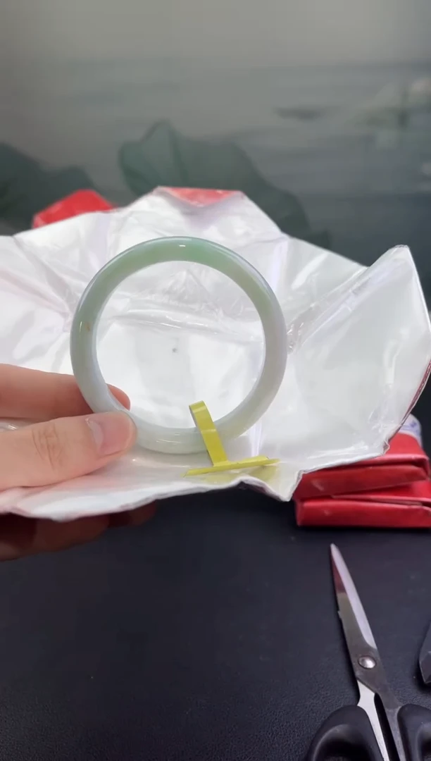 翡翠手镯未镶嵌翡翠手镯