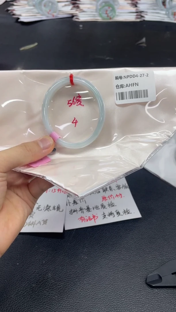 翡翠手镯未镶嵌翡翠手镯