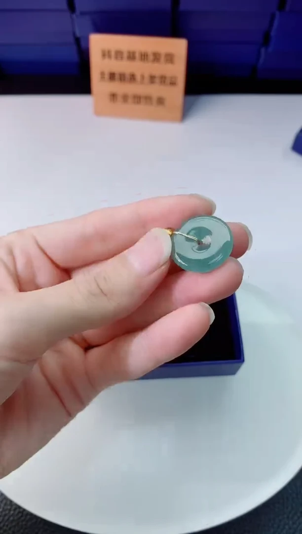 翡翠未镶嵌颈饰    `