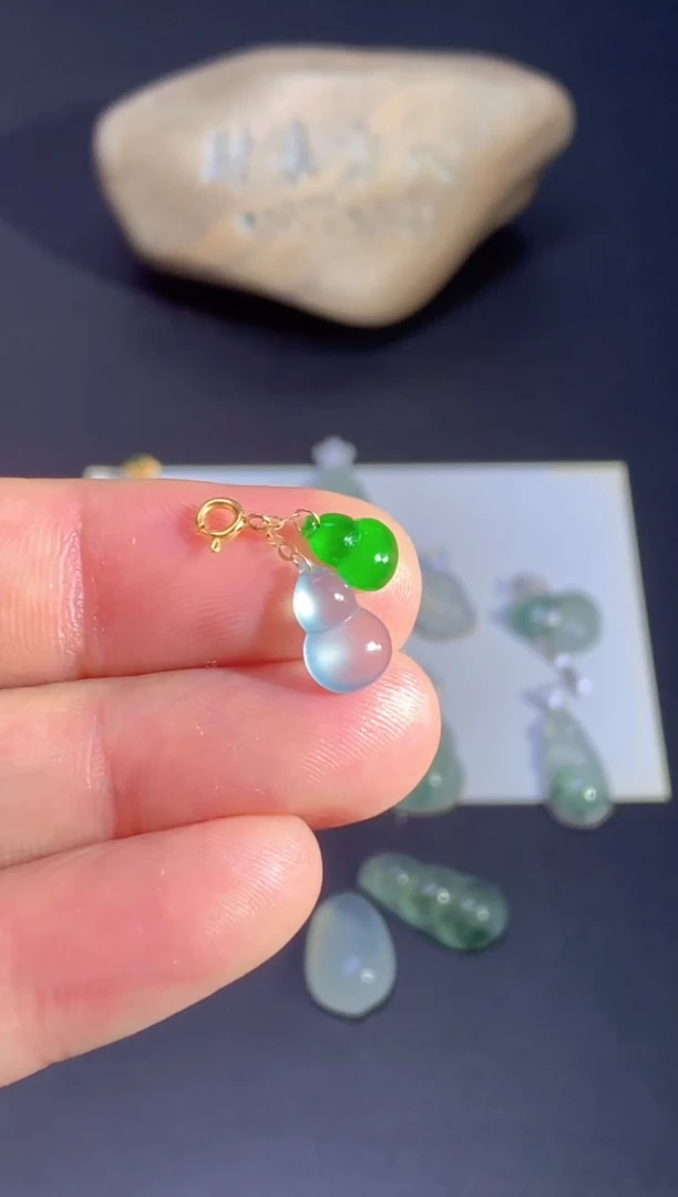 颈饰18K金镶嵌翡翠