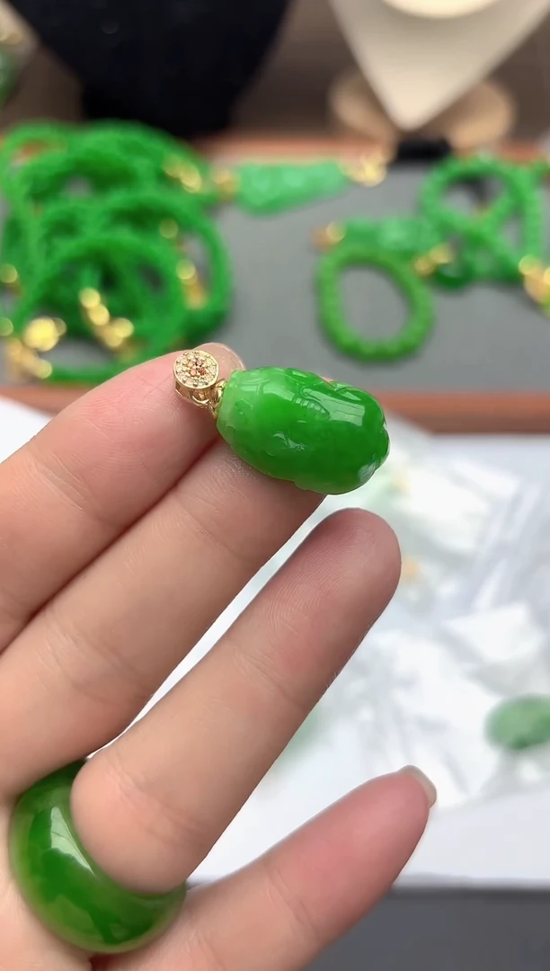14K金镶嵌翡翠耳饰貔貅吊坠