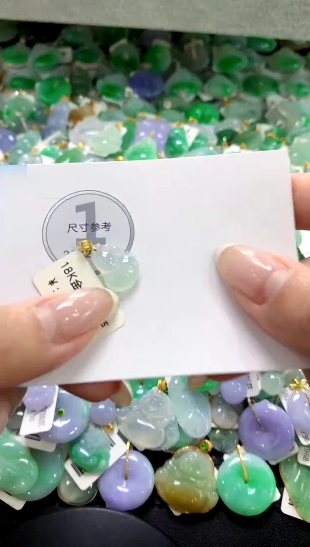 翡翠18K金镶嵌颈饰1111111111111111