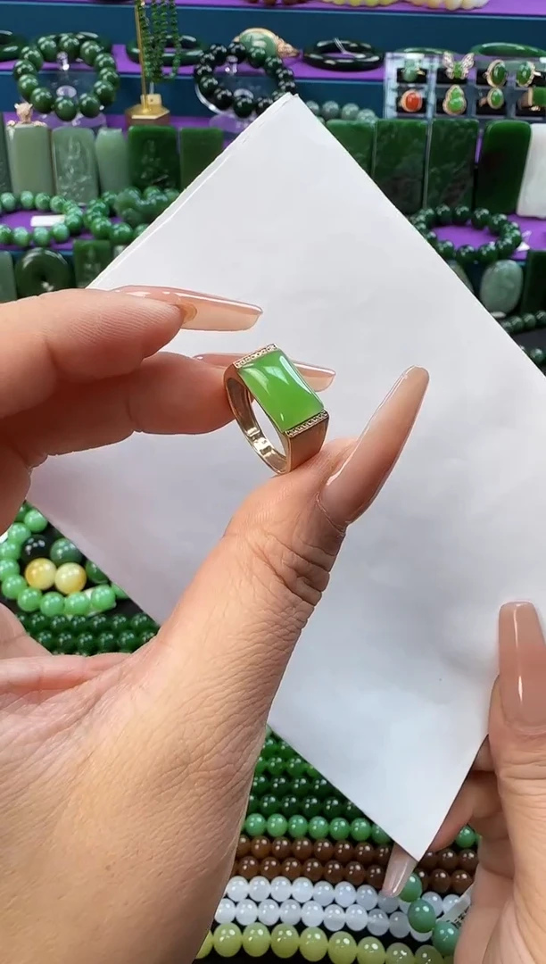 18K金镶嵌戒指和田玉卡15戒指