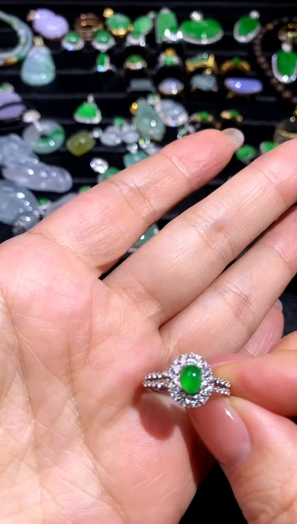 【闪购商品】翡翠颈饰18K金镶嵌翡翠蛋面戒指