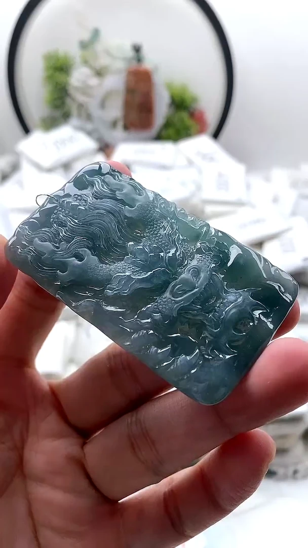 颈饰未镶嵌翡翠龙牌