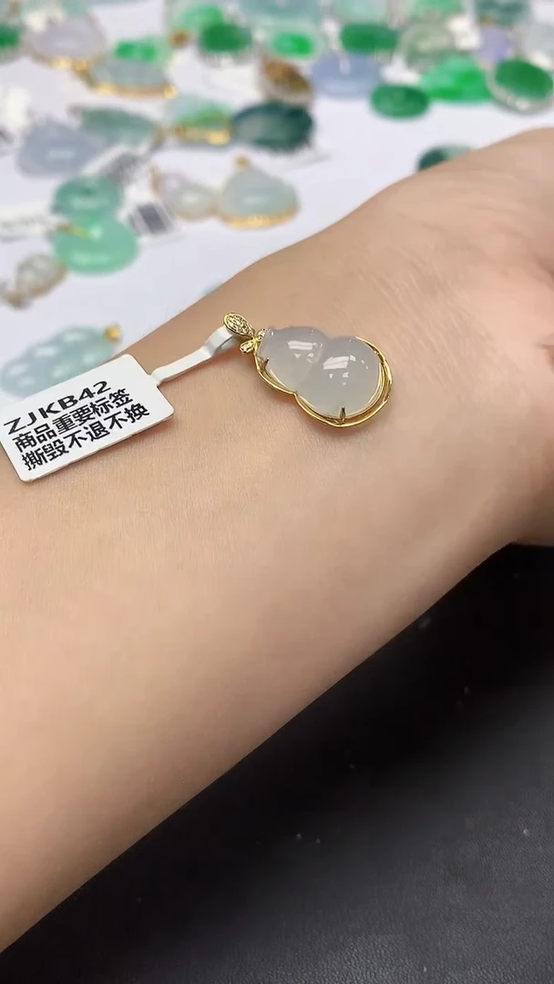 翡翠18K金镶嵌颈饰天然缅甸a货翡翠