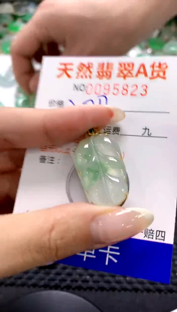 翡翠18K金镶嵌颈饰1111111111111111