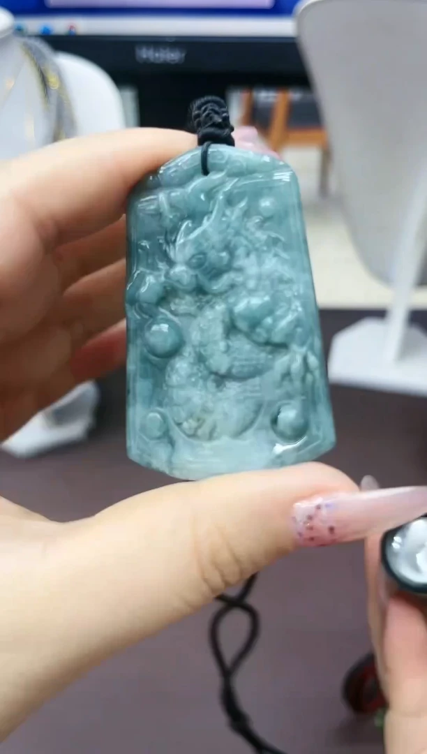 颈饰未镶嵌翡翠龙牌