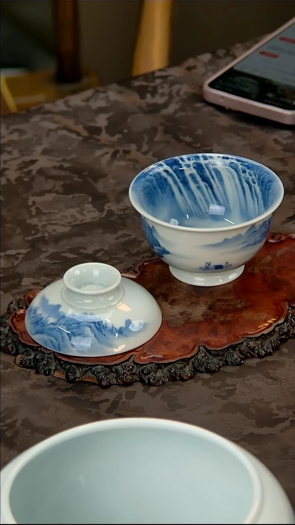 青花手绘山水二才盖碗