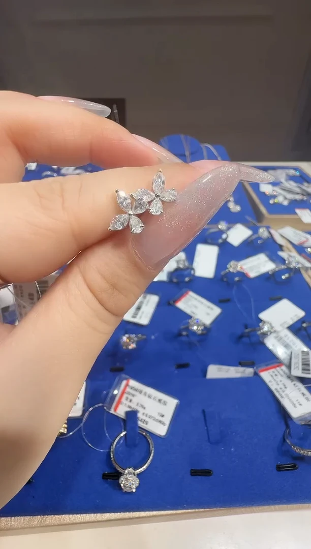 铂Pt950镶嵌耳饰实验室培育钻石蝴蝶耳钉