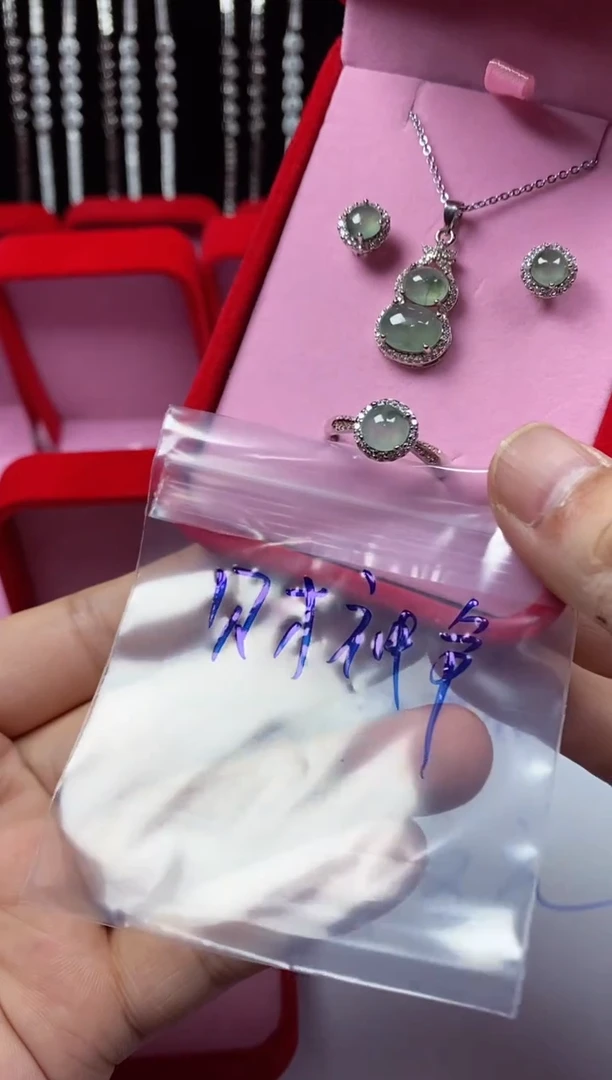 未镶嵌戒指翡翠财****?翡翠吊坠