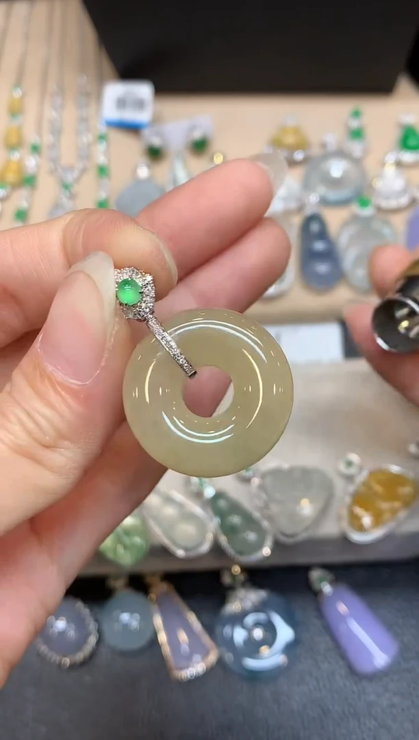 颈饰18K金镶嵌翡翠甜甜圈【无服务费