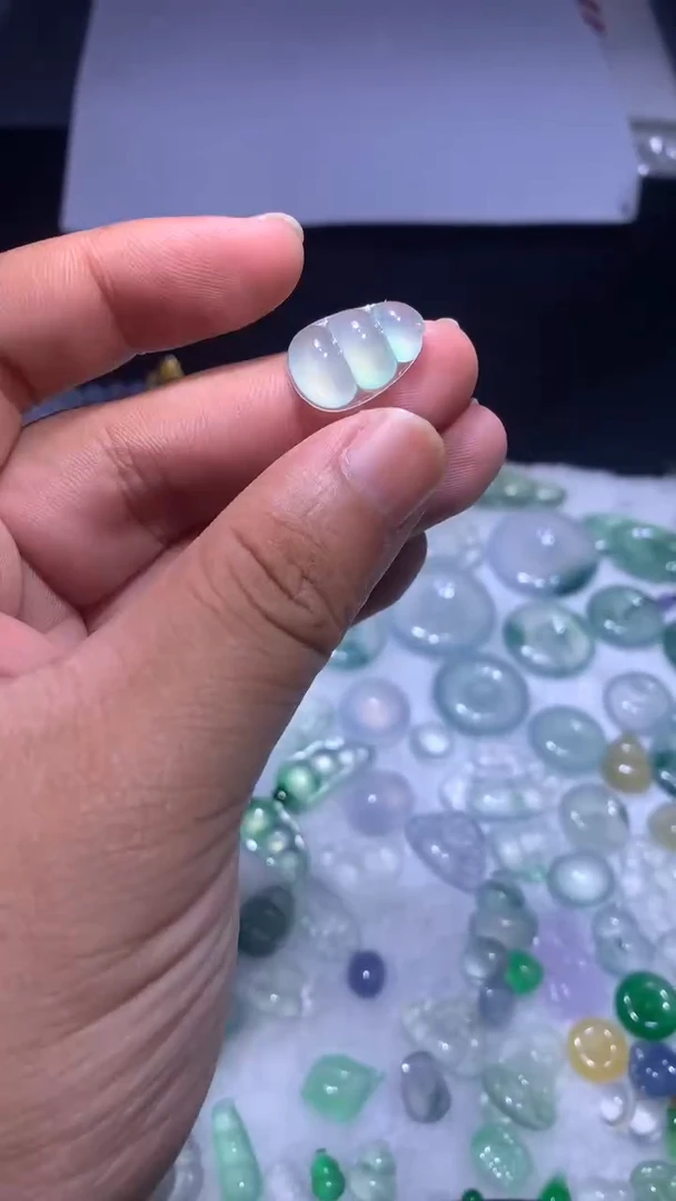 翡翠未镶嵌颈饰豆子