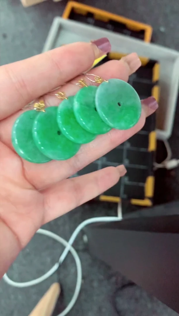 【闪购商品】翡翠吊坠(不含链)18K金镶嵌多样性发货其中一件