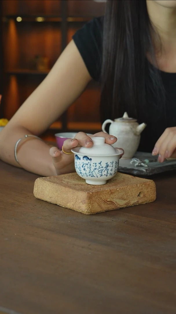 青花诗文小鱼盖碗..