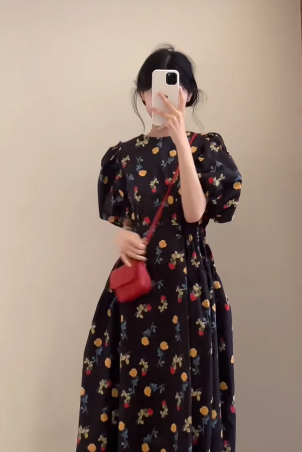 新款时尚气质显瘦圆领碎花收腰连衣裙子女小众设计高级氛围感穿搭