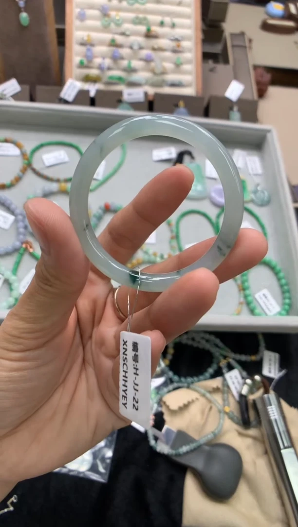 颈饰未镶嵌翡翠童镯