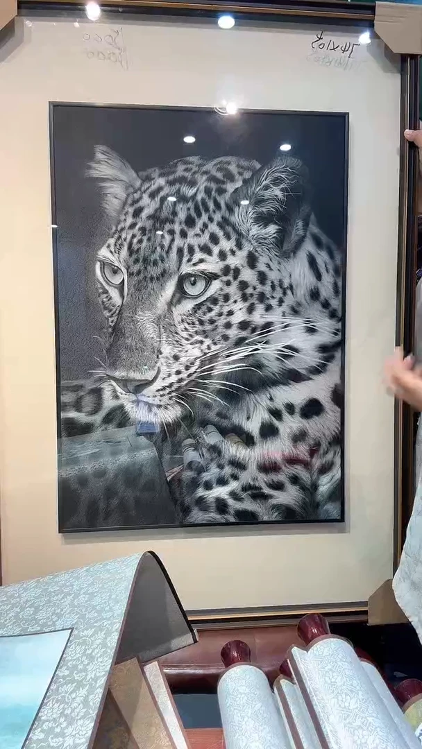 横款闵丹红刺绣工作室纯手工苏绣黑底金钱豹