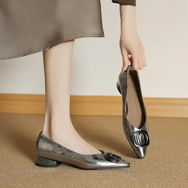 法式尖头低跟单鞋女2025新款真皮时尚金属方扣一脚蹬浅口气质女鞋