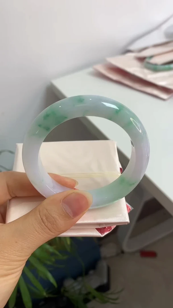 未镶嵌手镯翡翠55.6飘绿花