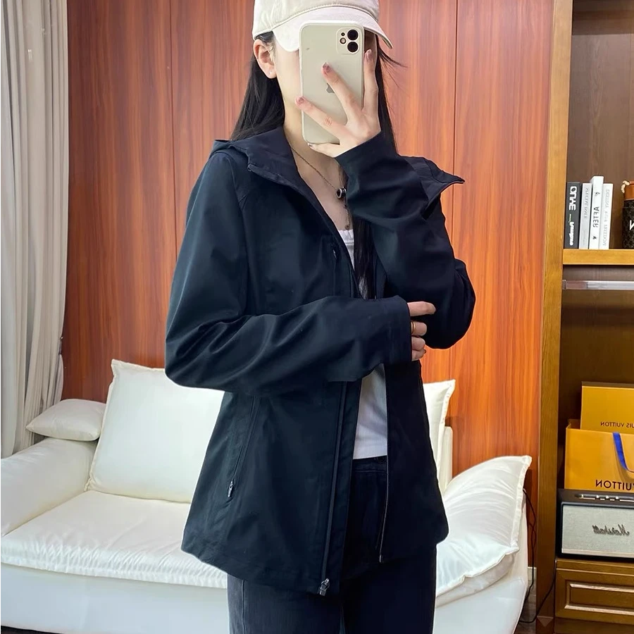 P775 春秋季 连帽修身显瘦运动外套冲锋衣女休闲短外套