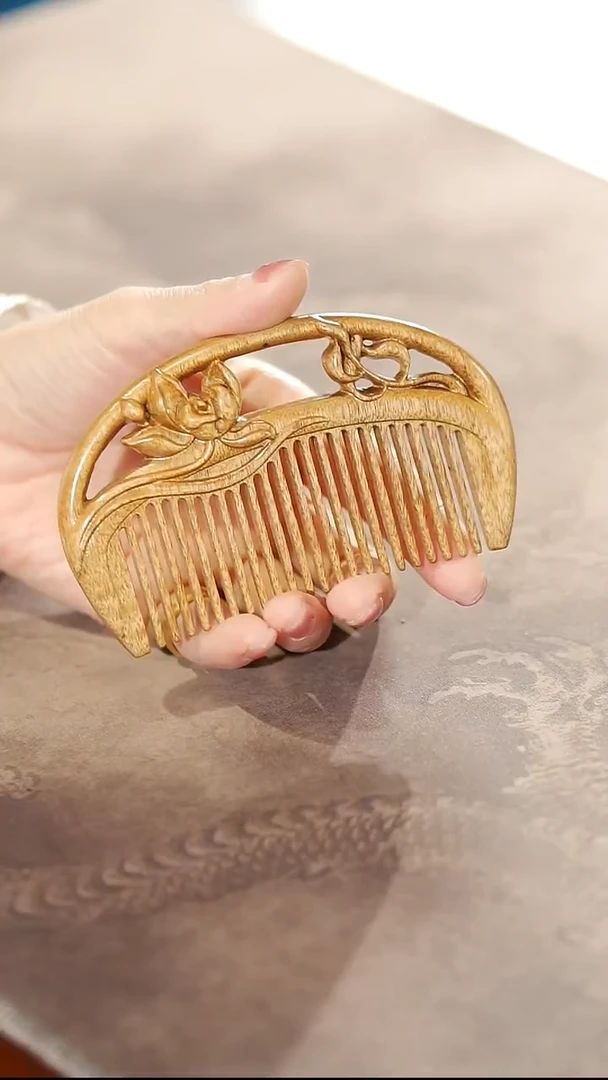金丝楠镂空兰花梳*