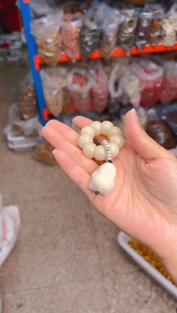 吊坠菩提根/象牙果荔枝栋手捻带白色兔