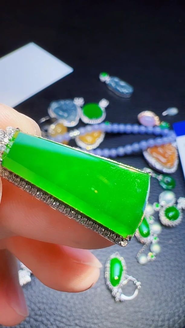 颈饰18K金镶嵌翡翠兮*翡翠