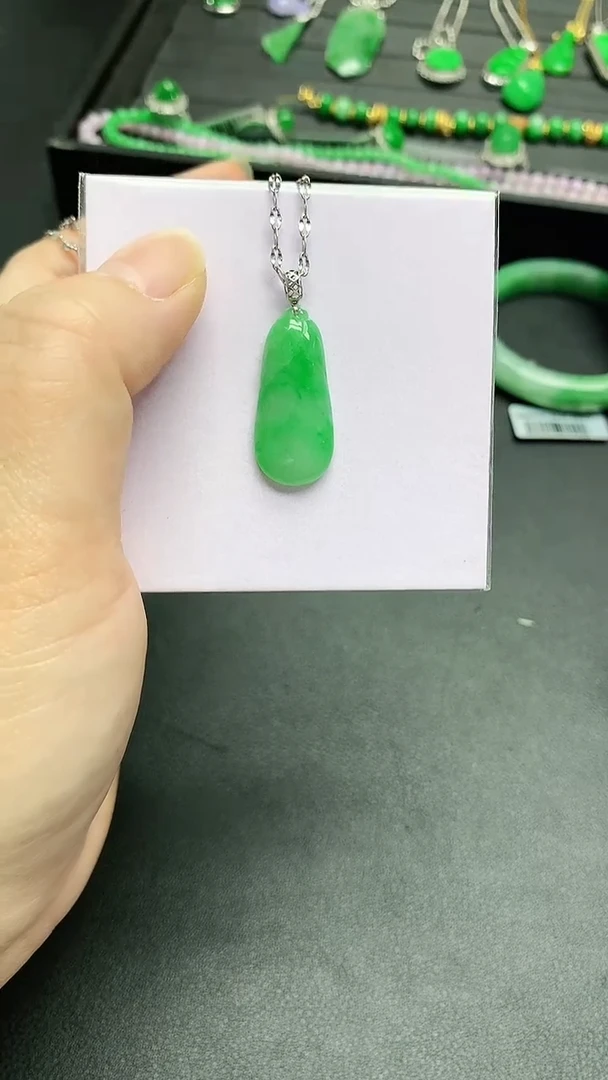 颈饰18K金镶嵌翡翠赠礼盒证书