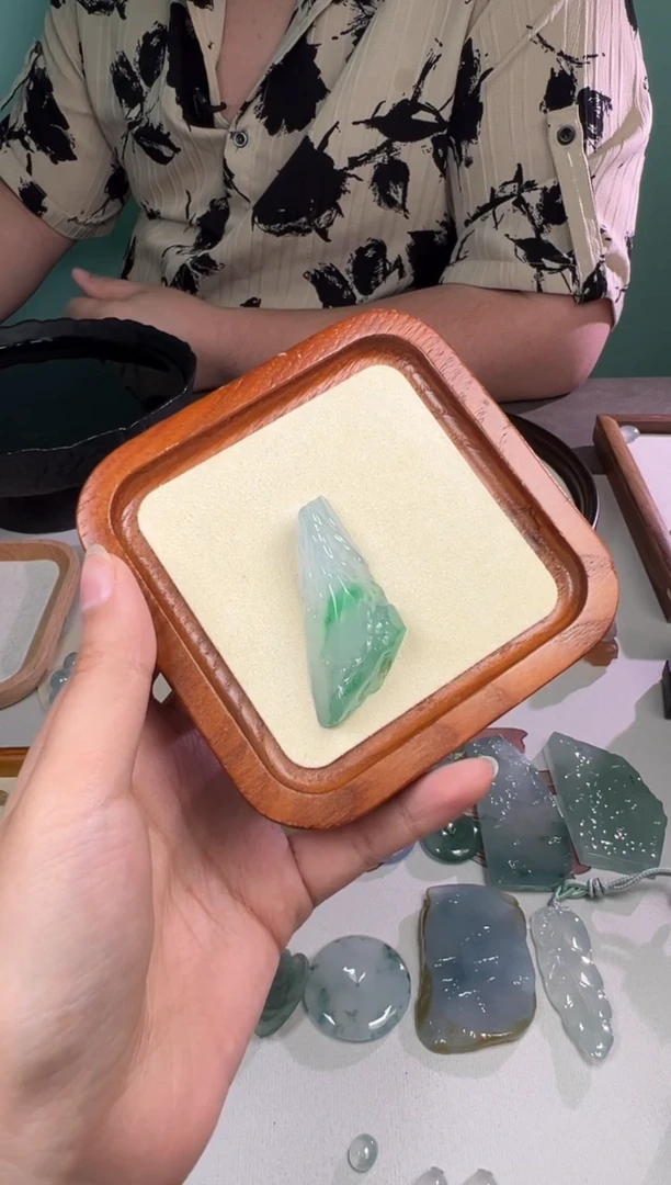 定制翡翠未镶嵌静**阳冰胶飘花料