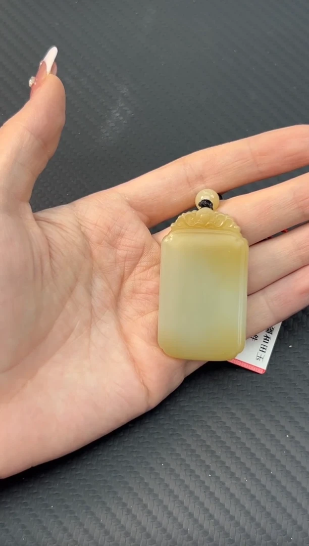 【闪购商品】和田玉吊坠(赠链)未镶嵌且末微色差迪克兰吊坠