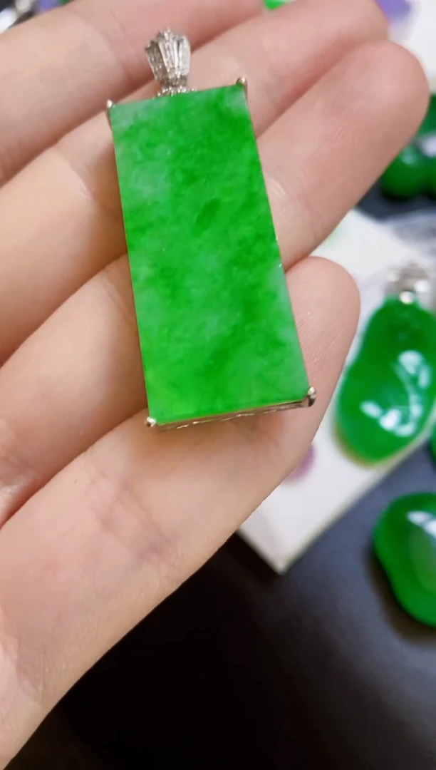 颈饰18K金镶嵌翡翠无事牌