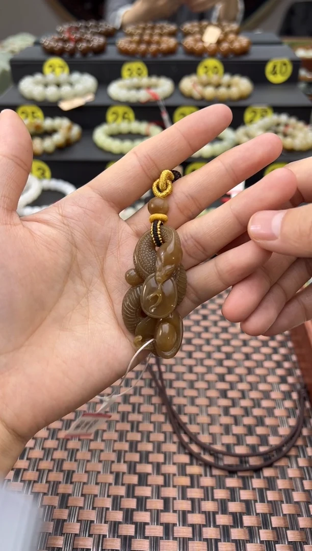 吊坠(赠链)未镶嵌和田玉且末料金山糖吊坠