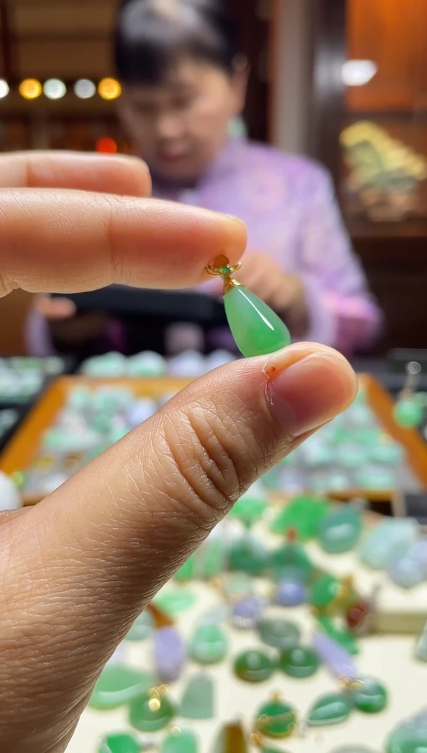 【闪购商品】翡翠颈饰18K金镶嵌水滴