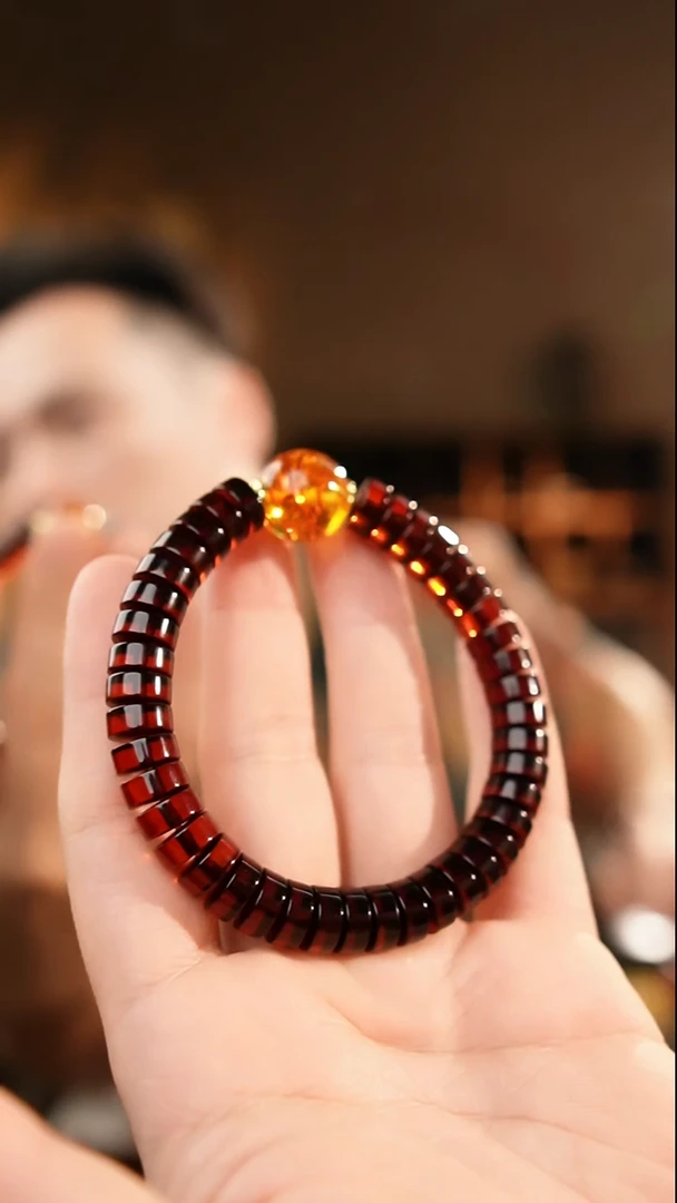 琥珀颈饰未镶嵌10+血珀直切