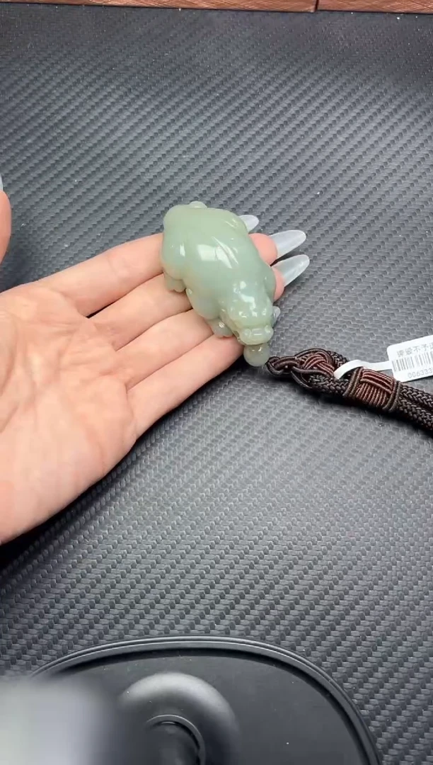 吊坠(赠链)未镶嵌和田玉且末微色差近矿吊坠