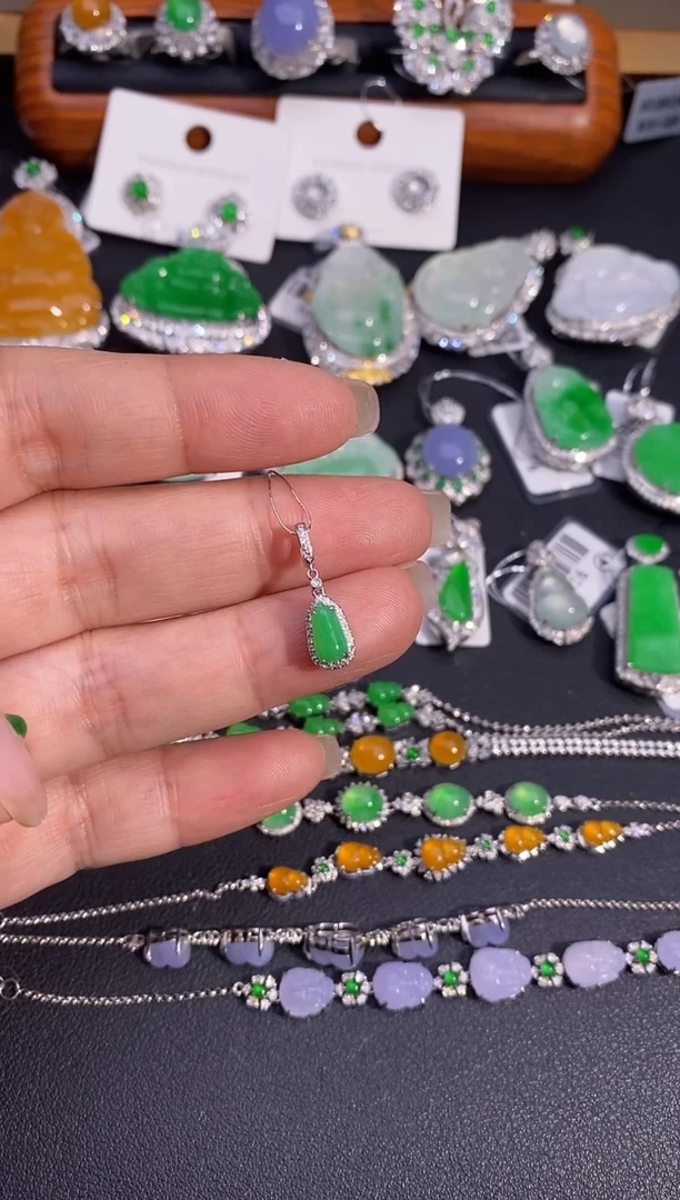 【闪购商品】翡翠颈饰18K金镶嵌吊坠