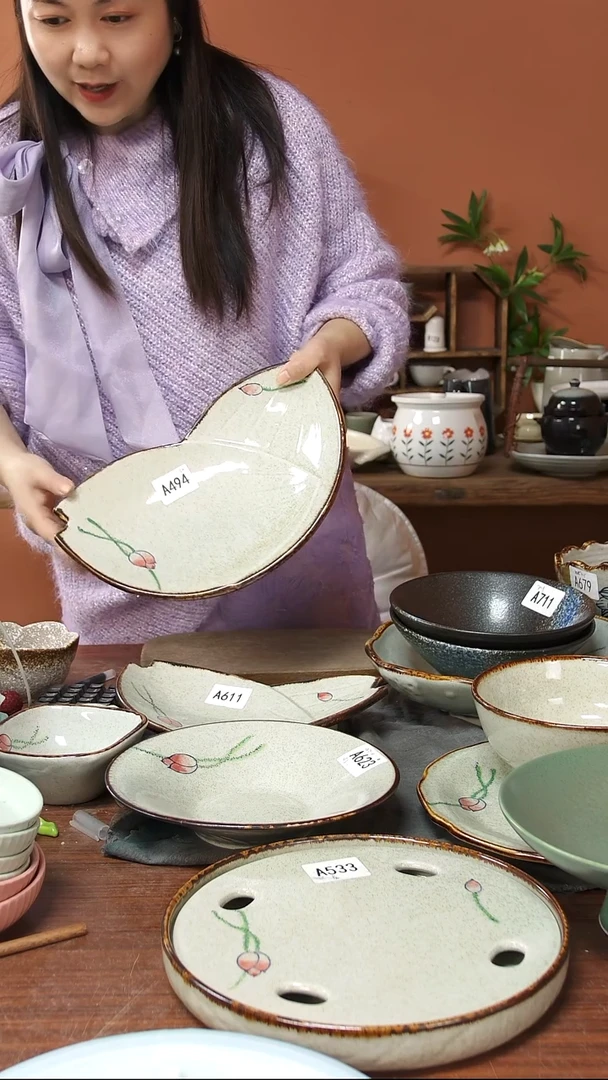 陶瓷A494 一只陶瓷荷花异形椭圆盘可能微瑕