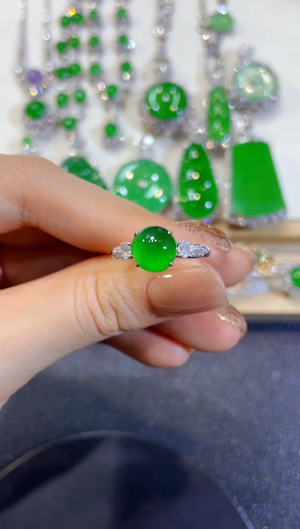 颈饰18K金镶嵌翡翠团购4